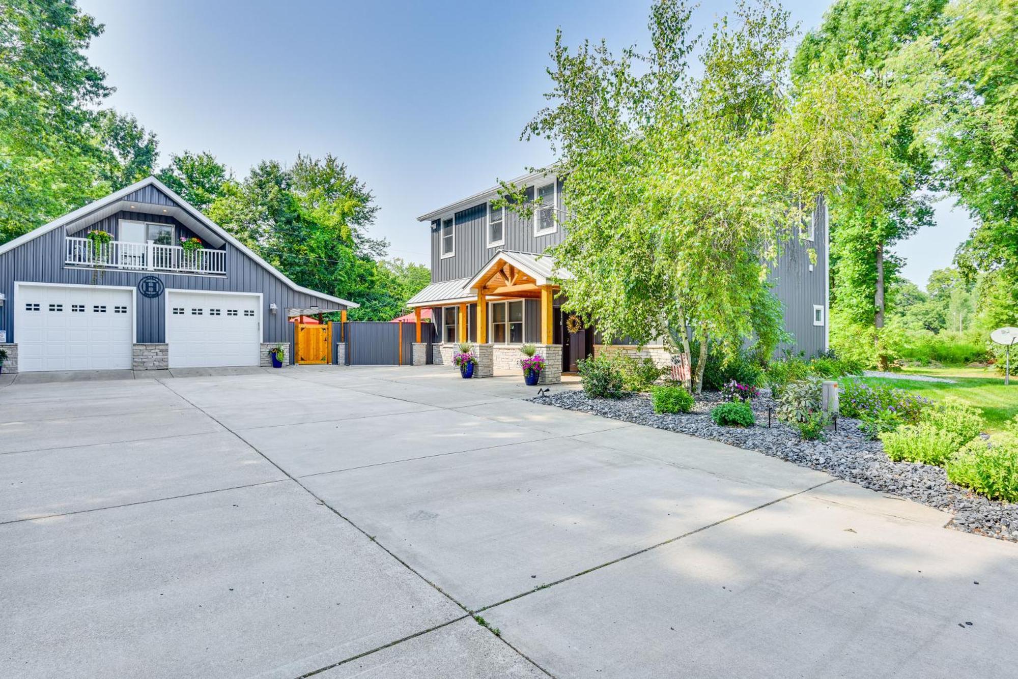 Benton Harbor Apt With Balcony And Shared Fire Pit Екстериор снимка